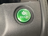 ECON モードをON にするとアクセルペダルの動きに対するエンジンの反応とエアコンの制御を切り換えることで、燃費のいい運転をするドライバーがペダルを踏んだ時と同じようにエンジンを制御します。