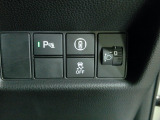パーキングセンサーや横滑りを防ぐVSA等のスイッチ類は運転席の右側、手の届きやすい位置にあります。