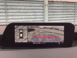 車両の前後左右にある4つのカメラを合成することで、まるでご自身のクルマを空から見ているような俯瞰での映像を映し出してくれます。バック時ももちろんのこと、前進時に視界の悪い交差点でも役に立ちますね。