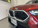 BMWの伝統の丸目4灯ヘッドライトでございます。LEDライトで視認性もよく明るく安全性の向上につながります。