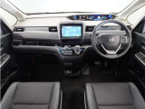視界広々で運転しやすくロングドライブでも疲れを感じさせないすっきりとまとまったインパネ周りです。