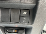 パワーテールゲート装備、荷物でいっぱいの時にスマートキーを持っていれば、ハンズフリーでテールゲートの開閉が出来ます。