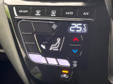 【オートエアコン】一度お好みの温度に設定すれば、車内の温度を検知し風量や温度を自動で調整。暑い&hellip;寒い&hellip;と何度もスイッチ操作をする必要はありません。快適な車内空間には必須の機能ですね♪