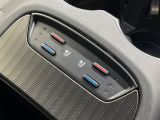 【シートベンチレーション】夏場は涼しい風でお尻や背中の熱やムレを防ぎ、冬はエアコンよりも早く温まってポカポカに!季節を問わず快適に過ごせます。