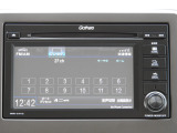 ワンセグTVやラジオに対応。走行中も音声中心で情報を楽しめ、ニュースや音楽を手軽に視聴できる快適な車内エンタメを提供します。