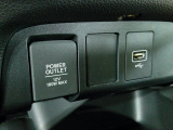【POWEROUTLET】12V電源ソケットを設置しております。周辺機器の充電にご利用頂けます。