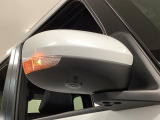 【ウインカーミラー】方向指示器をミラーのランプに点灯。対向車への視認性を高め、安心安全な方向転換をサポートします♪
