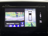 【マルチビューカメラシステム】専用のカメラにより、上から見下ろしたような視点で360度クルマの周囲を確認することができます☆死角部分も確認しやすく、狭い場所での切り返しや駐車もスムーズに行えます。