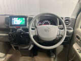 使いやすく安全な操作性と、良好な視界を実現した運転席!前席での移動がスムースなウォークスルー!
