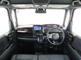 N-BOXの開放的な前方視界。フロントガラスが大きいので運転がしやすく疲れにくいです。また、全ての装備が適正配置されていて操作性に優れています。