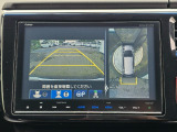 マルチビューカメラを装備。車両周囲の状況を確認しやすく、駐車時の安心感を高めます。