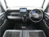 ◆視界広々で非常に運転しやすくロングドライブでも疲れを感じさせないすっきりとまとまったインパネ周りです。