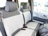★運転席★大きな座面と包み込むような背もたれが、ドライバーの身体をしっかり支えます。さらに、上質なシート素材と座り心地のよいクッション。長時間の運転やコーナーの多い道も快適です !!