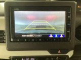 【バックカメラ】運転が苦手な方も車庫入れラクラクです!ギアをリバースに入れれば自動的に切り換わりますので、面倒な操作は不要です♪狭い駐車場もお車を傷つけず安心ですね!