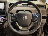 運転にかかわる様々な操作を安全に行えるように視点移動が少なく操作性に配慮されたスイッチ類が凝縮されたコクピットです。