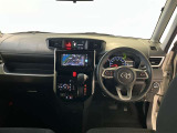 運転席周りのレイアウトをご覧ください。ナビゲーションが綺麗に装着されすっきり収まってますね!
