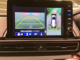マルチビューカメラシステム搭載車です。お車の周囲を全方位でカバーします。後方・前方・両脇と、コンディションが悪い視界でもカラーモニターに映し出した映像がドライバーをサポートします。