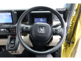 運転中もハンドルでの操作が可能です。特に高速道路等の目が離せない運転時には、便利さだけでなく、安全性も兼ね備えております。