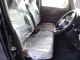 シートはグレーファブリックのベンチシートタイプ。運転席と助手席にはシートヒーター完備で快適です!助手席下には、取り外し可能な【シートアンダーボックス】を設置。外して丸洗いもOK!