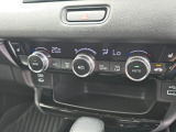 運転席と助手席それぞれで温度調整可能。快適性を高めるデュアルエアコンです。