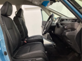 女性でも運転がしやすいように、シートの高さ調整機能(シートリフター)がついています。広い足元にゆったり座れるシートには肘掛も装備しており長距離の運転でも疲れにくいシートです。