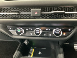 【左右独立オートエアコン】左右席で独立温度コントロールが可能です。運転席はキンキンに冷やして助手席はマイルドにと言った設定が可能です☆暑さ寒さでケンカすることもなくなりますね♪
