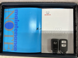 スマートキーは鍵をバッグに入れたままでもドアロックの開閉やエンジンのON・OFFができます。夜間や雨の日も鍵を探さなくて良いので便利です。