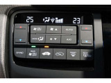 運転席と助手席の温度設定の変更が可能な左右独立タイプのデュアルエアコンです♪♪♪暑がりな人・寒がりな人も誰もが車内を快適にお過ごしいただけます♪♪♪