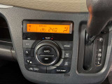 エアコンにオート機能が付いており、運転席、助手席どちらからでも操作しやすくなっております♪
