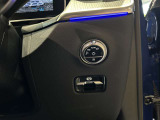 メモリー付き電動シートも装備されておりますのでシート位置を3パターン記憶できます。