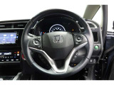 運転中もハンドルでの操作が可能です。特に高速道路等の目が離せない運転時には、便利さだけでなく、安全性も兼ね備えております。