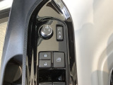 狭い駐車場で便利な電動格納ドアミラーが付いています。
