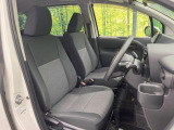運転席まわりには十分なスペースがあり、大柄な方でもゆったり運転していただける環境です。