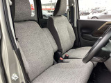 運転席、助手席の感覚はゆとりがあって快適な空間となっております!