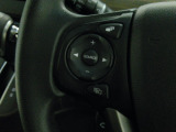 ハンドルにオーディオの操作スイッチが装備されています。視線を前方から外さずハンドルから手を離さずに操作できるのでとっても安全ですね。
