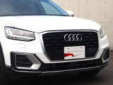 ●一目でAudiとわかる特徴的なシングルフレームグリル・LEDランプ。精悍なフロントマスクからAudiのスマートで上品なブランドを連想させてくれます。女性にも大変ご好評頂いております。
