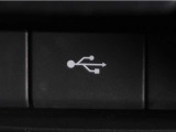 USB接続により外部オーディオと連携する事ができ車内で音楽を楽しむ事が出来ます。