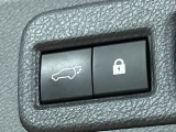 【パワーバックドア】スマートキーや運転席のボタンを押すだけでリアゲートが自動で開閉します!荷物を持っている時や、高い位置にあるバックドアを閉める際に便利な機能です♪