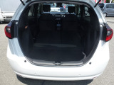 リア席を倒せば、大きな荷物も簡単に積み込めます。