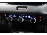 運転席と助手席の温度設定の変更が可能な左右独立タイプのデュアルエアコンです♪♪♪暑がりな人・寒がりな人も誰もが車内を快適にお過ごしいただけます♪♪♪