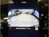 後方の映像を車内の11.6インチディスプレイに表示。 ステアリング操作に連動して動くガイドラインが、駐車や車庫入れをよりスムーズにサポート。狭いスペースでも安心して操作できる頼れる機能です。