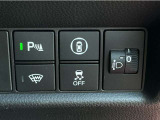 パーキングセンサーや横滑りを防ぐVSA等のスイッチ類は運転席の右側、手の届きやすい位置にあります。