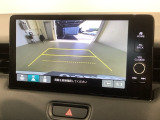 リバースギアに入れるだけで後方の表示へ切り替わります。夜間や雨の日の駐車も楽になりますよ。