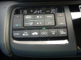 オートエアコンは左右席で独立温度コントロールが可能です。運転席はキンキンに冷やして助手席はマイルドにと言った設定が可能です☆暑さ寒さでケンカすることもなくなりますね♪