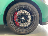 BMWの純正アロイホイールは軽量かつ強度にも優れているホイールで走行性能を引き上げる設計になっております。足元にもBMWは妥協がなくこだわっている個所になります。