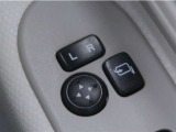 電動格納&ミラー角度調整機能付きです。