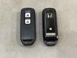 スマートキーを装備しています。鍵を差し込むことなくドアロックの開け閉めと、スタートボタン操作でのエンジンスタートができます。スペアキーも同じものを用意しております。