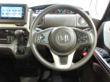 ハンドルの両側に操作ボタンが付いております。運転しながら操作ができるのでとっても便利!