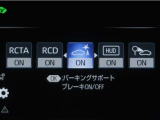 サポカーSとは、緊急ブレーキに加えて、高齢者に多いと言われている踏み間違い事故防止をサポートする機能です。詳しくは販売店スタッフまでお尋ね下さい。