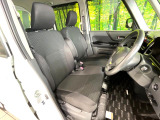 運転席まわりには十分なスペースがあり、大柄な方でもゆったり運転していただける環境です。